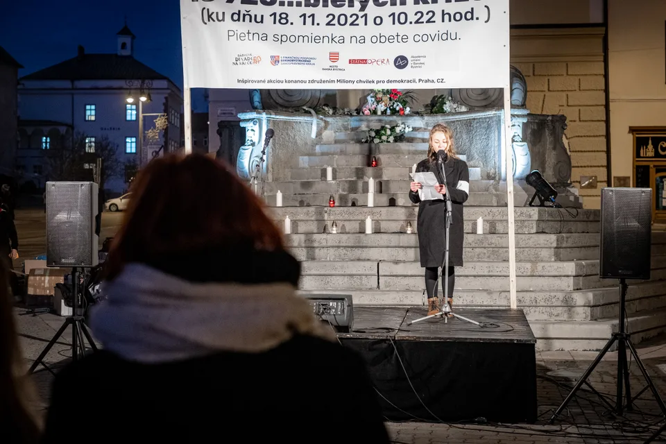 13. 725 BIELYCH KRÍŽOV pietna spomienka na obete Covidu v rámci Noci divadiel 2021 — fotografia 7