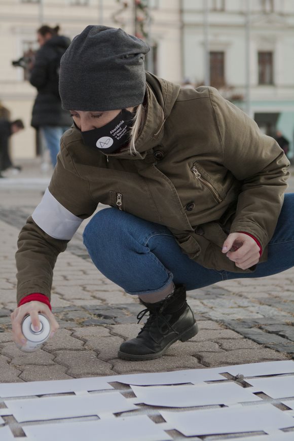 13. 725 BIELYCH KRÍŽOV pietna spomienka na obete Covidu v rámci Noci divadiel 2021 — fotografia 1