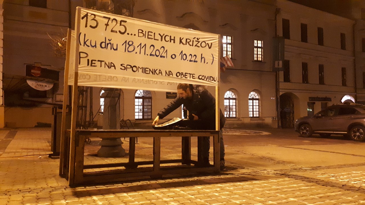 13. 725 BIELYCH KRÍŽOV pietna spomienka na obete Covidu v rámci Noci divadiel 2021 — fotografia 4