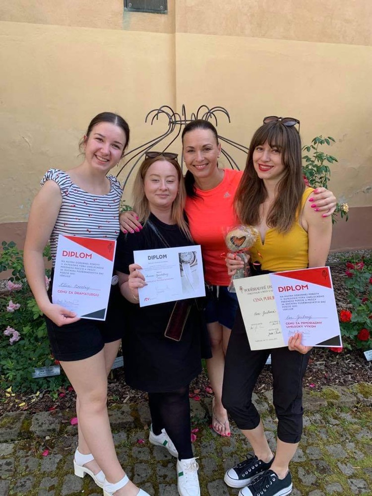 Ocenené študentky na medzinárodnom festivale Poděbradské dni poézie — fotografia 2